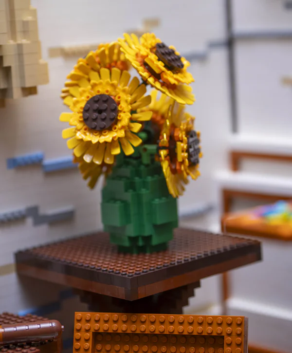 Detail van het LEGO Gele huis: boeket zonnebloemen, gemaakt van LEGO-steentjes